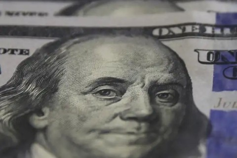 Dólar fecha praticamente estável em dia de cautela e segue abaixo de R$ 5,00
