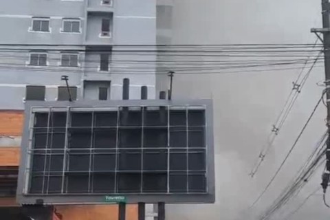 Incêndio em prédio em construção assusta moradores e mobiliza bombeiros em Balneário Piçarras