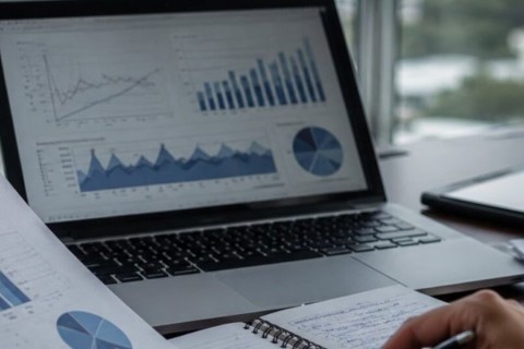 Economia brasileira vai crescer menos em 2026? Mercado reduz projeção no novo Boletim Focus