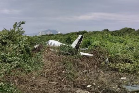 Avião de pequeno porte cai em praia de Navegantes (SC)