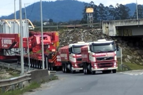 Carga gigante equivalente a 450 carros vai causar lentidão e bloqueios na BR-470 e BR-101 em SC