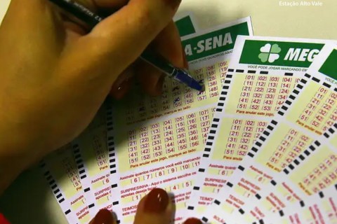 Mega-Sena acumula e prêmio principal vai para R$ 12 milhões