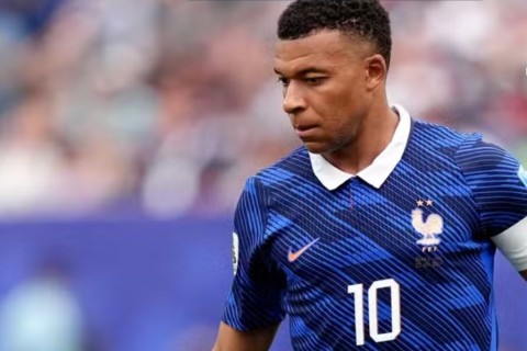 Depois de chuva e pausa, França de Mbappé não dá chances ao Iraque