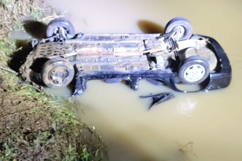 Motorista morre após carro sair da pista e capotar em rio em Agronômica