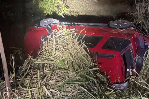 Idoso sai ileso após capotamento na BR-470, em Pouso Redondo