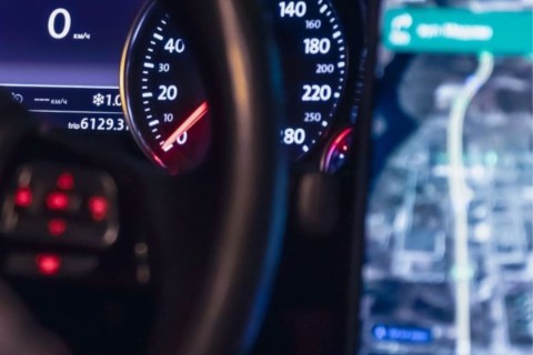 Motorista de aplicativo é denunciado após tocar na perna de passageira e iniciar conversa de cunho sexual durante corrida em SC
