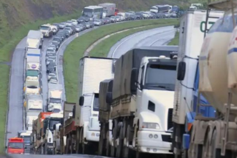 Enquanto caminhoneiros aprovam greve, PF investiga crimes em preços de diesel