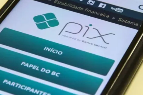 Pix “engole” cédulas e faz Banco Central emitir 31% menos dinheiro físico