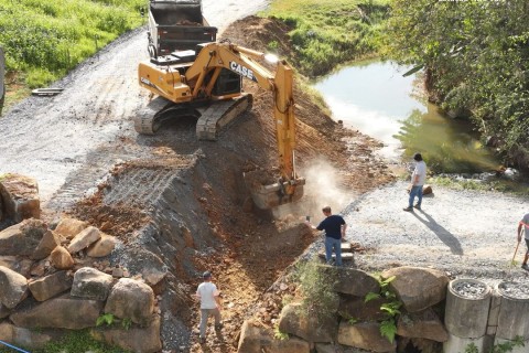 Canal extravasor no ribeirão Cobras ajuda a melhorar escoamento na Valada São Paulo