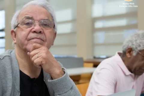 IBGE revela que 10 milhões de idosos seguem offline; projeto propõe inclusão digital permanente