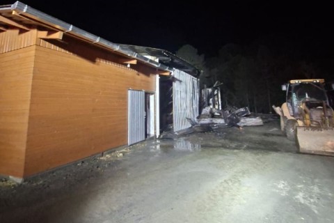 Incêndio atinge fábrica de móveis planejados em Salete e mobiliza bombeiros de duas cidades