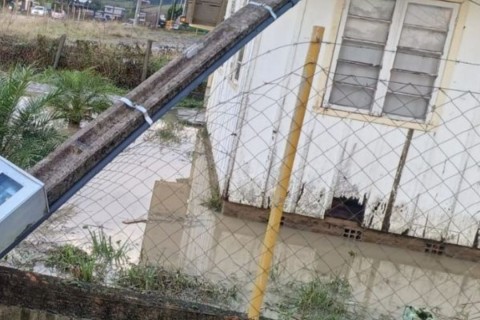 Família fica desabrigada após poste de energia cair em telhado de casa durante temporal de granizo em Agrolândia