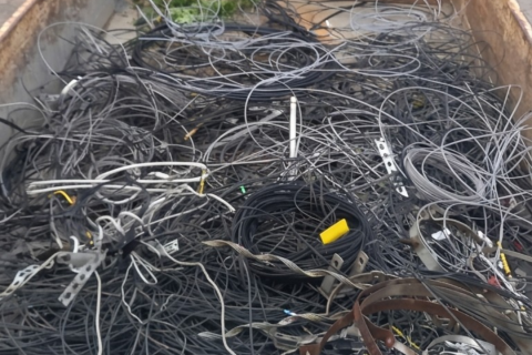 Mutirão retira 120 quilos de cabos em mais uma etapa do Limpa Fios no Centro de Rio do Sul