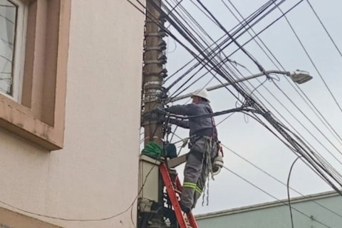 Mutirão Limpa Fios avança para uma das principais vias do Centro de Rio do Sul