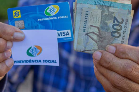 Décimo terceiro antecipado em 2026: Saiba quem recebe o benefício em abril e maio
