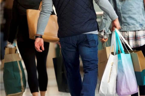 Vendas no comércio recuam 1,5% em abril, impactadas por combustíveis