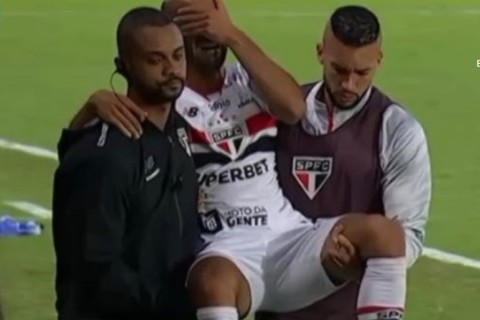 Na volta ao São Paulo, Lucas Moura sofre lesão com só 20 minutos, sai carregado e vive novo drama