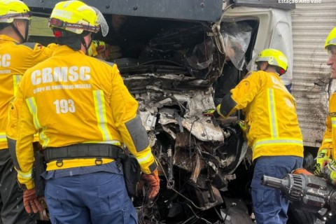 Grave acidente entre quatro caminhões interdita rodovia e deixa motorista gravemente ferido em SC