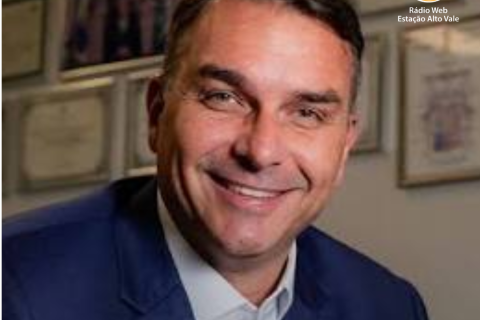 Flávio Bolsonaro tem 47% contra 42% de Lula em 2º turno da eleição presidencial entre eleitores de SP