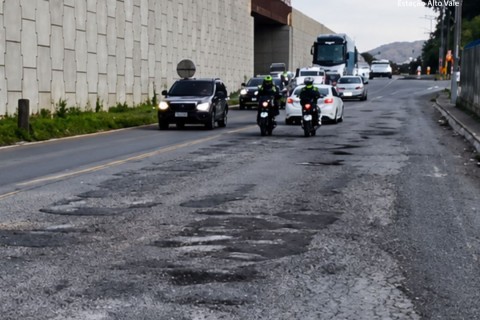 Buracos que castigam e desafiam motoristas na BR-470 forçam reação do DNIT após chuvas em SC