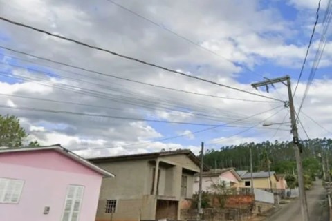 Crianças são encontradas sozinhas em casa em condições insalubres após mãe desaparecer por 3 dias em SC