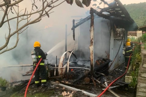 Incêndio destrói residência no bairro Boa Vista, em Rio do Sul