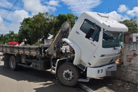 Motorista morre atropelado pelo próprio caminhão em SC
