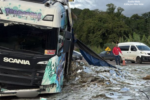 Batida entre carro e caminhão interdita totalmente BR-470 em SC
