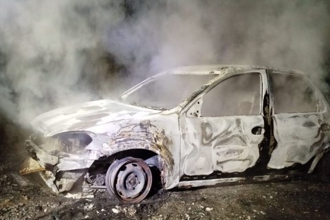 Veículo é destruído por incêndio no interior de Vidal Ramos