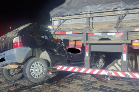 Colisão entre carro e caminhão deixa um morto e três feridos na BR-470, em Pouso Redondo