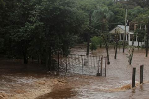 Temporais no RS suspendem aulas, interditam estradas e causam prejuízos em cidades
