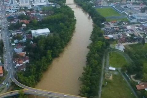 Rios avançam e especialista alerta para riscos após fortes chuvas em Santa Catarina