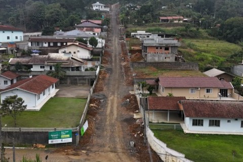 Obras na Rua Josef Sofka entram em nova etapa com preparação da base para pavimentação