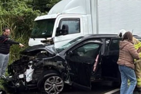 Acidente entre caminhão e carro interdita BR-470 e mobiliza bombeiros em SC