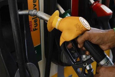 Com nova alta mundial do petróleo, governo mantém desconto na gasolina
