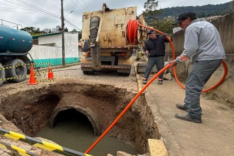 Obras avançam para desobstruir rede de drenagem na Rua Olavo Bilac