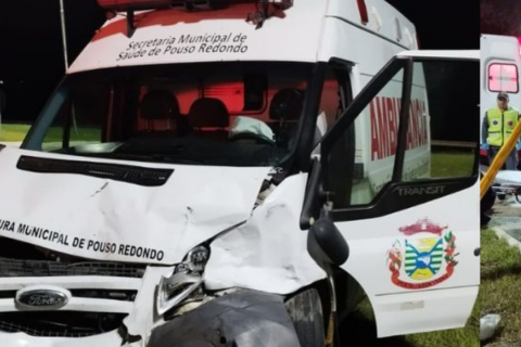 Ambulância de cidade de SC é destruída em batida e motorista foge na BR-470