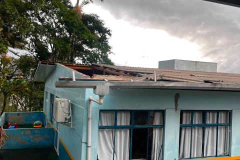 Ventos de até 51 km/h causam danos em Rio do Sul