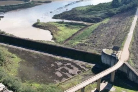 Um mês após assinatura da ordem de serviço, reforma da barragem de José Boiteux engatinha