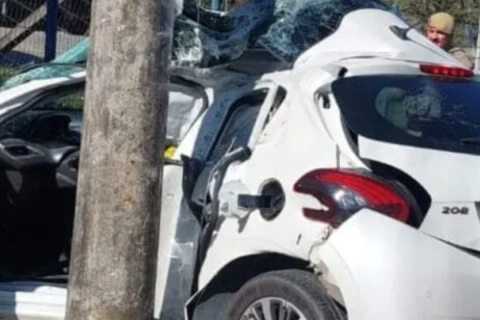 Acidente em Blumenau mata jovem de 22 anos e quase parte carro ao meio