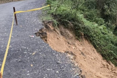 Deslizamento de terra cria ‘cratera’ em rua do interior de SC e deixa pista parcialmente interditada